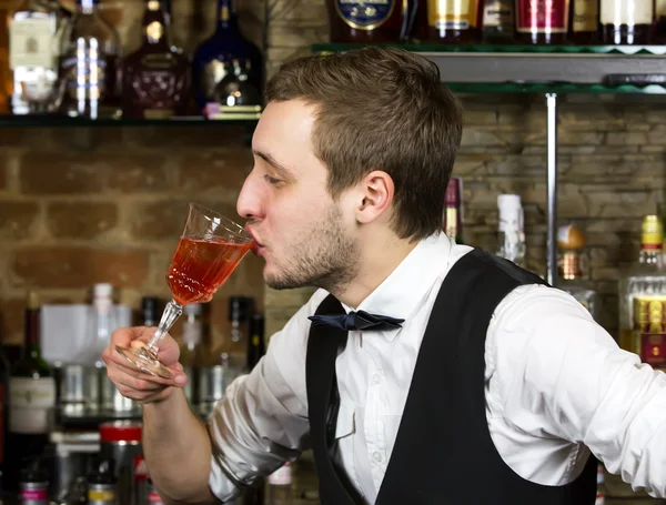 Bir barmen olarak çalışan genç adam — Stok fotoğraf