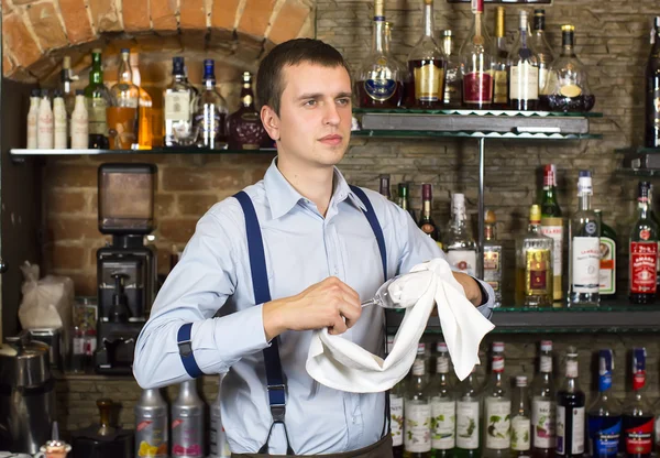 Junger Mann arbeitet als Barkeeper — Stockfoto