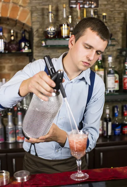 Jeune homme travaillant comme barman — Photo