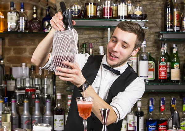 Jovem que trabalha como barman — Fotografia de Stock