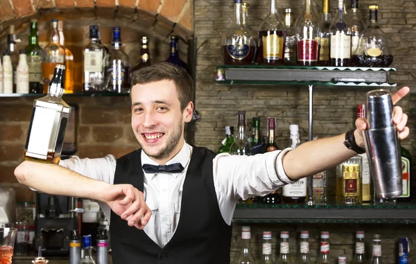 Junger Mann arbeitet als Barkeeper — Stockfoto