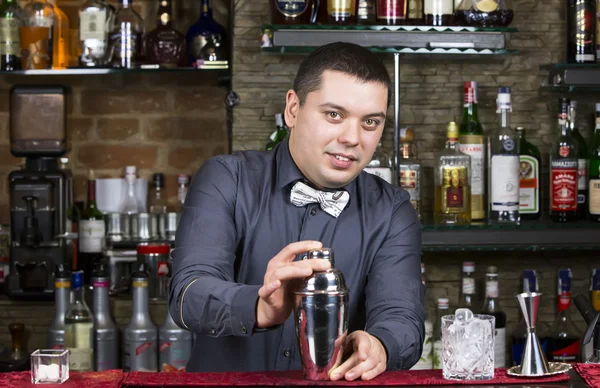 Jovem que trabalha como barman — Fotografia de Stock