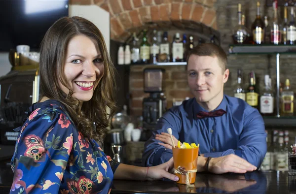 Girl near the bar and the bartender — Stock Photo, Image