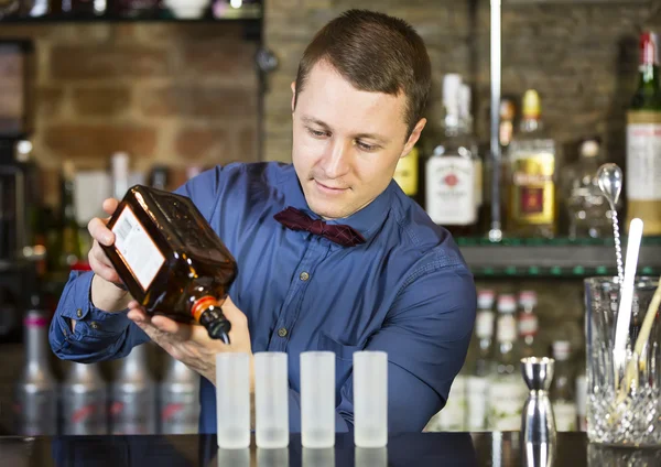 Junger Mann arbeitet als Barkeeper — Stockfoto