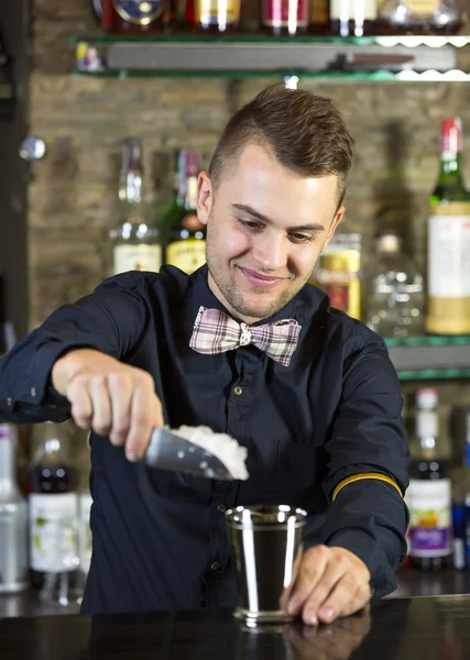 Junger Mann arbeitet als Barkeeper — Stockfoto