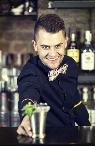 Anak muda yang bekerja sebagai bartender — Stok Foto