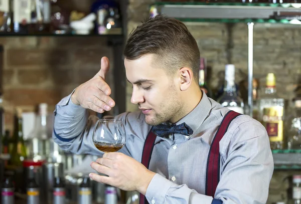 Junger Mann arbeitet als Barkeeper — Stockfoto