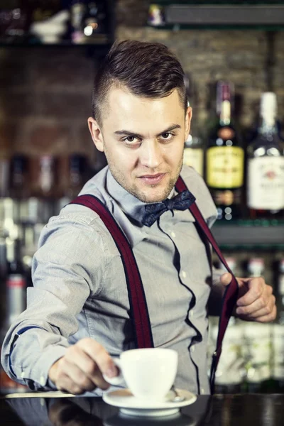 Jovem que trabalha como barman — Fotografia de Stock