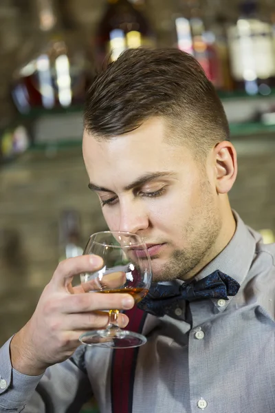 Молодой человек работает барменом — стоковое фото