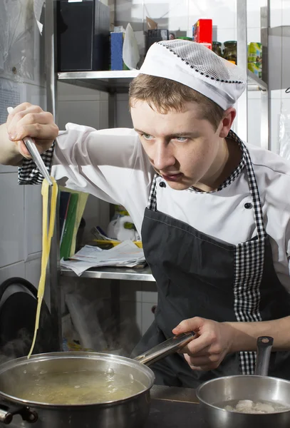 Chef preparing food in the kitchen — Stock Photo, Image