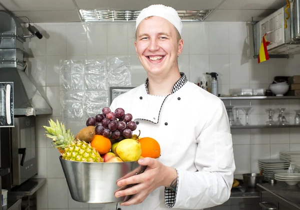 Koch bereitet Essen in der Küche zu Stockfoto