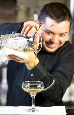 bir barmen olarak çalışan genç adam