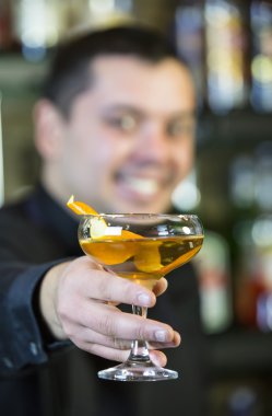 bir barmen olarak çalışan genç adam