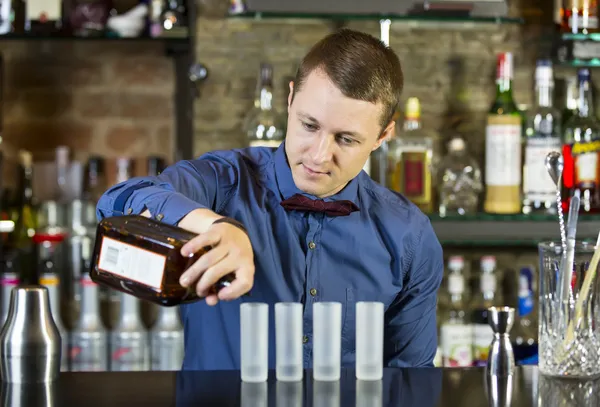 Mladý muž pracuje jako barman — Stock fotografie