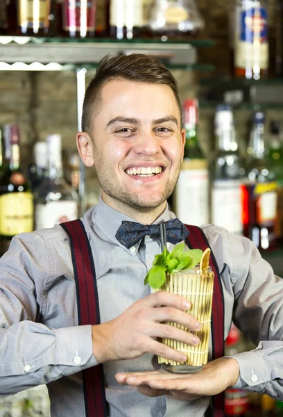 Jovem que trabalha como barman — Fotografia de Stock