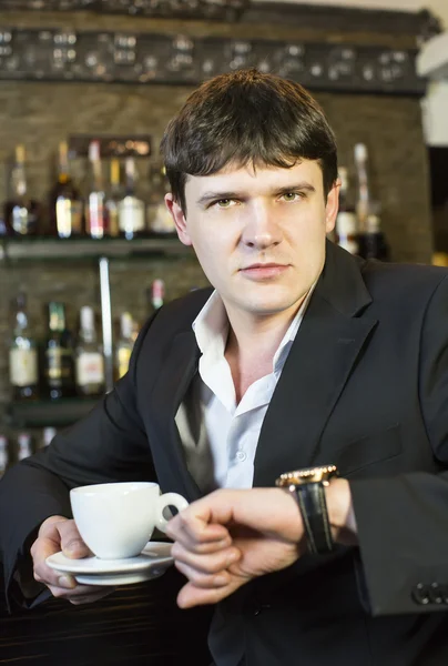 Hombre tomando café en el restaurante —  Fotos de Stock