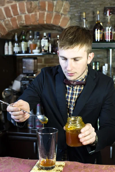 Jovem que trabalha como barman — Fotografia de Stock