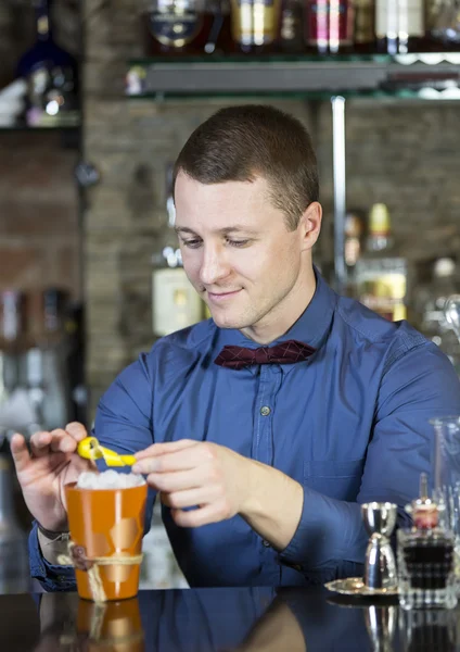 Junger Mann arbeitet als Barkeeper — Stockfoto