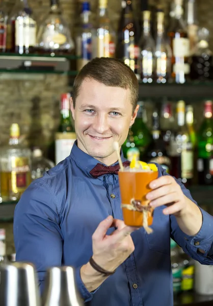 Junger Mann arbeitet als Barkeeper — Stockfoto