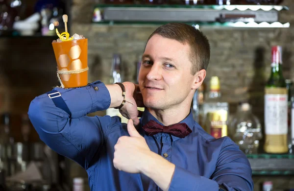 Jovem que trabalha como barman — Fotografia de Stock