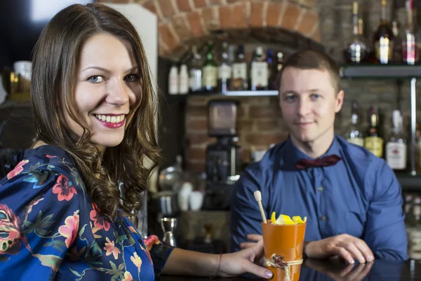 Girl near the bar and the bartender — Stock Photo, Image