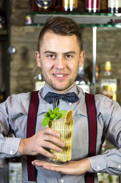 Giovane che lavora come barista — Foto Stock