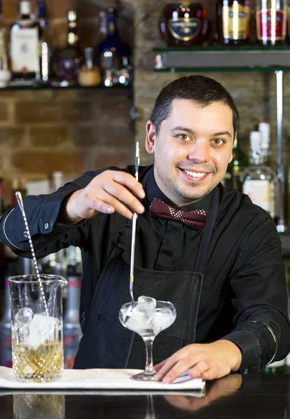 Junger Mann arbeitet als Barkeeper — Stockfoto