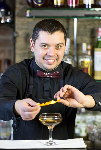 Junger Mann arbeitet als Barkeeper — Stockfoto