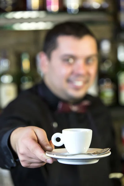 Junger Mann arbeitet als Barkeeper — Stockfoto