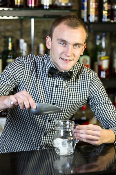 Junger Mann arbeitet als Barkeeper — Stockfoto