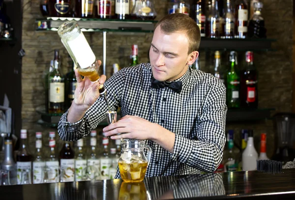 Jovem que trabalha como barman — Fotografia de Stock