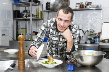 Şef mutfakta yemek hazırlıyor.