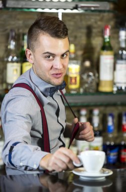 bir barmen olarak çalışan genç adam