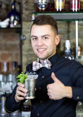 bir barmen olarak çalışan genç adam