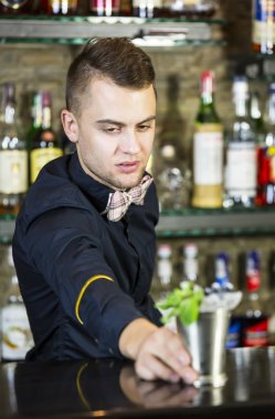 bir barmen olarak çalışan genç adam