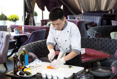 Japon Şef yemek hazırlama