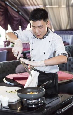 Japon Şef yemek hazırlama