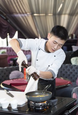 Japon Şef yemek hazırlama