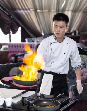 Japon Şef yemek hazırlama