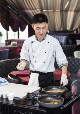 Japon Şef yemek hazırlama