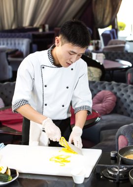 Japon Şef yemek hazırlama