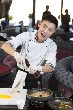 Japon Şef yemek hazırlama