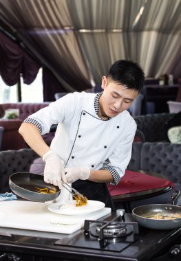 Japon Şef yemek hazırlama