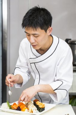 bir plaka suşi Japon aşçı