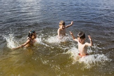suda oynayan çocuklar
