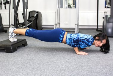 genç kızı spor salonunda