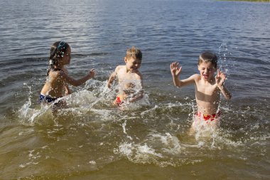 suda oynayan çocuklar