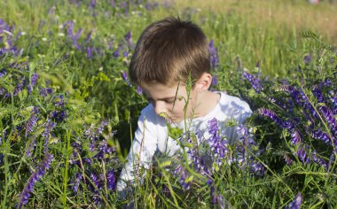 çayır çocuk oturup