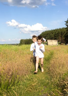 sahada çalışan çocuk