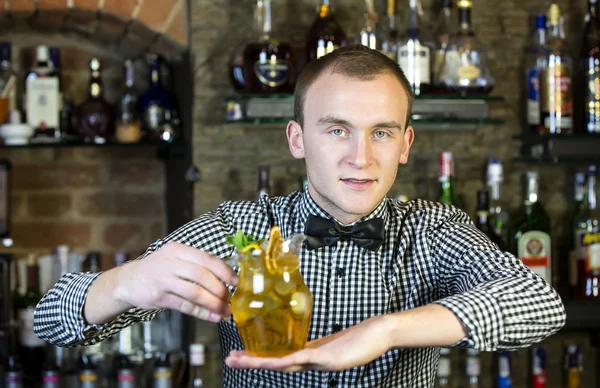 Молодий чоловік працює барменом — стокове фото